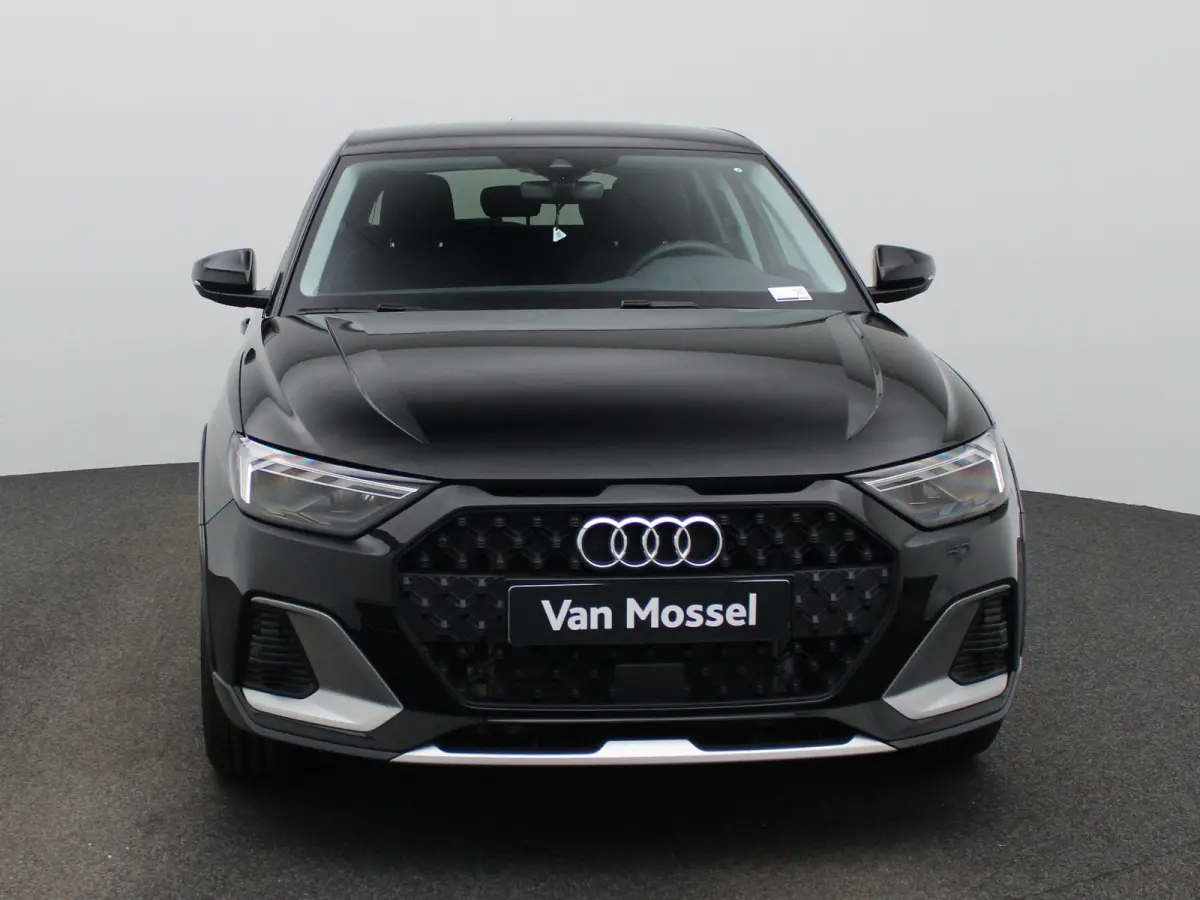 30 TFSI Advanced edition l Adaptive cruise control l Stoelverwarming l Comfortsleutel l MMI Navigatie l Airco l Apple Carplay / Android Auto l Extra getint glas l  Licht- en regensensor l