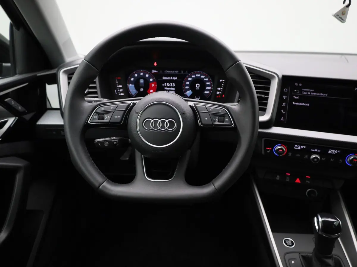 30 TFSI Advanced edition l Adaptive cruise control l Stoelverwarming l Comfortsleutel l MMI Navigatie l Airco l Apple Carplay / Android Auto l Extra getint glas l  Licht- en regensensor l
