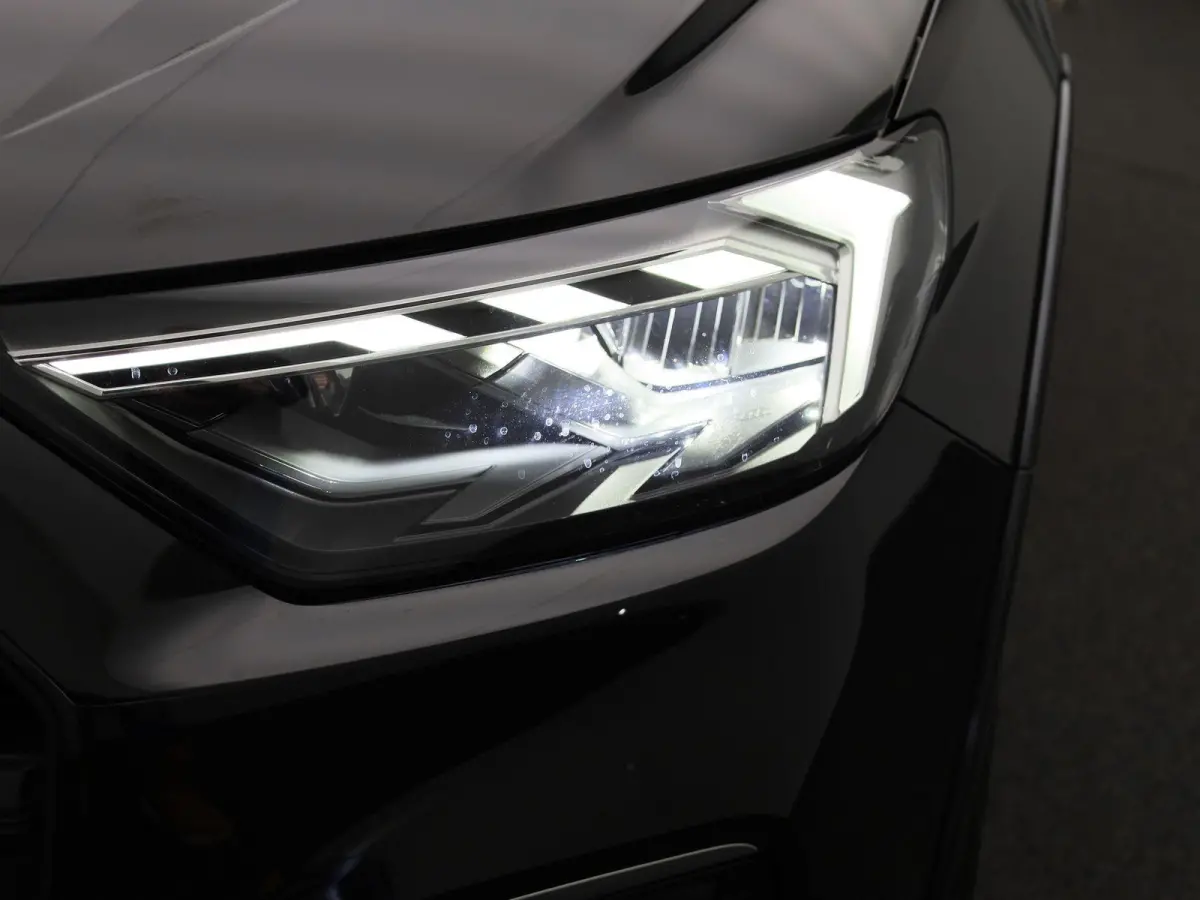30 TFSI Advanced edition l Adaptive cruise control l Stoelverwarming l Comfortsleutel l MMI Navigatie l Airco l Apple Carplay / Android Auto l Extra getint glas l  Licht- en regensensor l