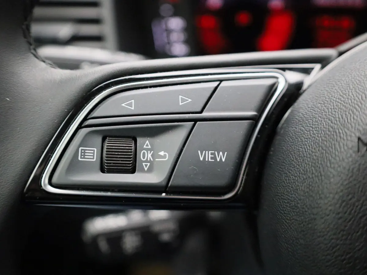 30 TFSI Advanced edition l Adaptive cruise control l Stoelverwarming l Comfortsleutel l MMI Navigatie l Airco l Apple Carplay / Android Auto l Extra getint glas l  Licht- en regensensor l