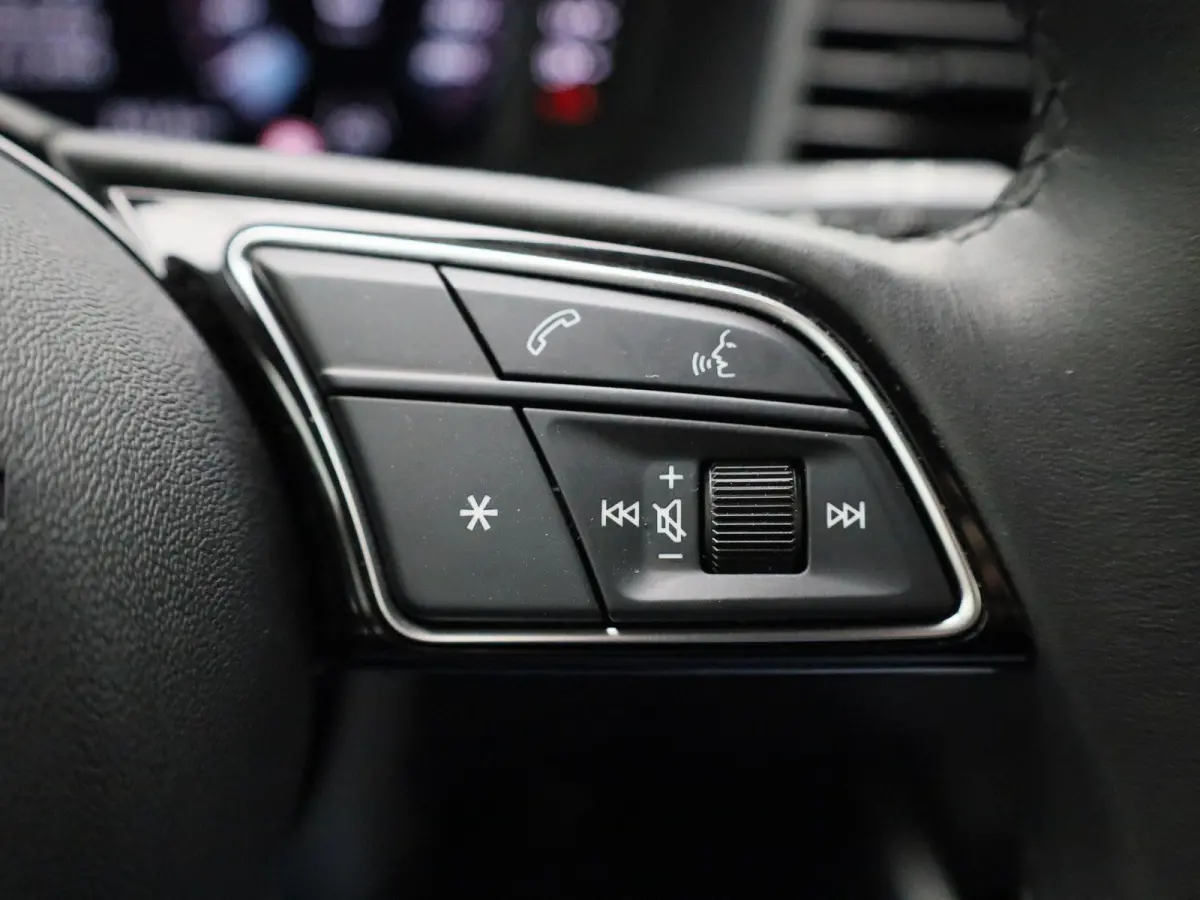 30 TFSI Advanced edition l Adaptive cruise control l Stoelverwarming l Comfortsleutel l MMI Navigatie l Airco l Apple Carplay / Android Auto l Extra getint glas l  Licht- en regensensor l