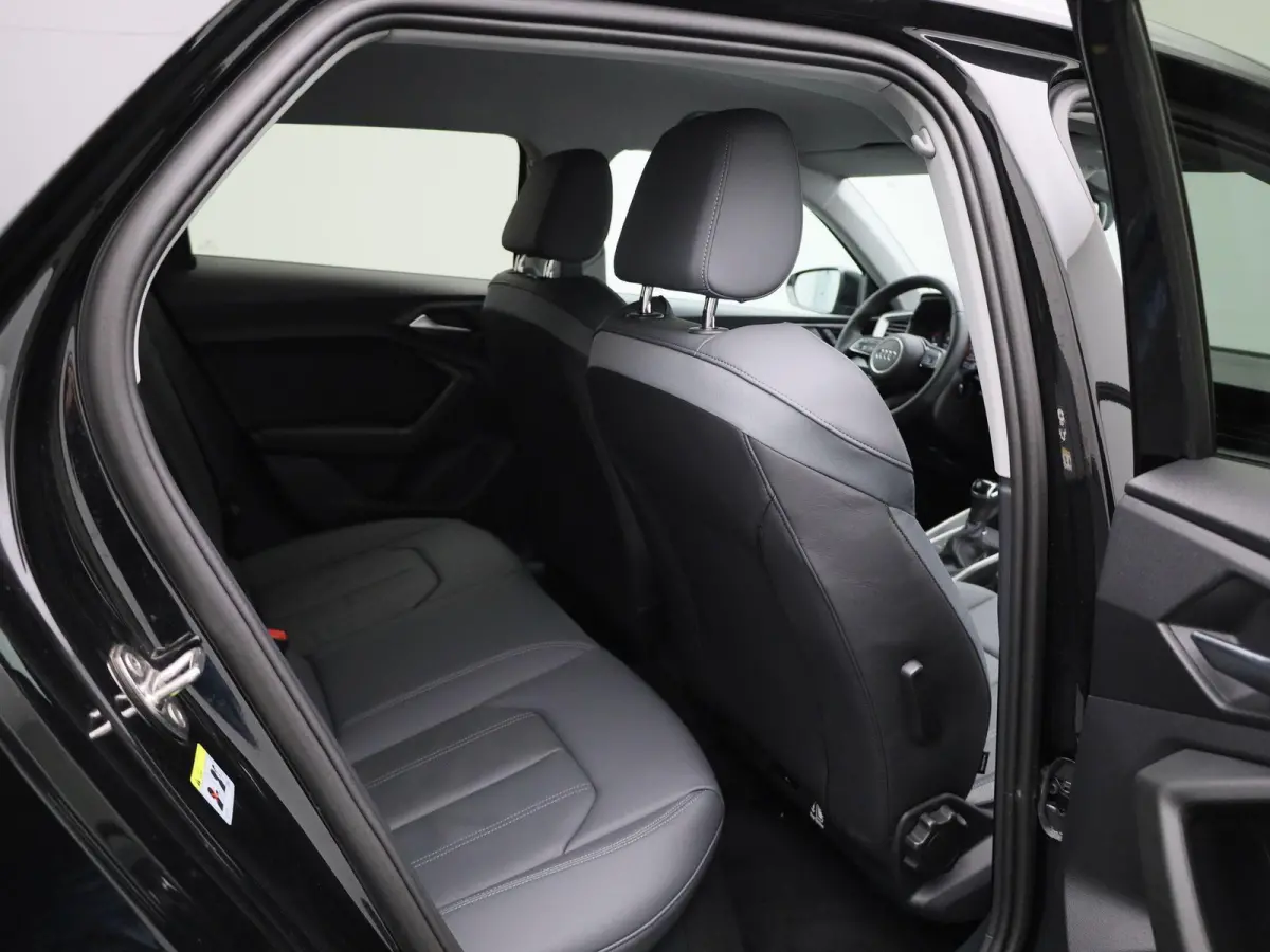 30 TFSI Advanced edition l Adaptive cruise control l Stoelverwarming l Comfortsleutel l MMI Navigatie l Airco l Apple Carplay / Android Auto l Extra getint glas l  Licht- en regensensor l