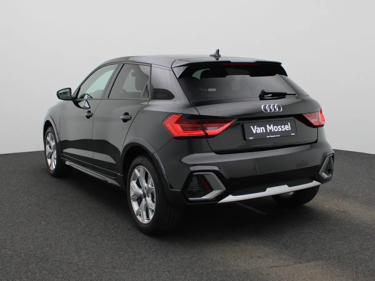 30 TFSI Advanced edition l Adaptive cruise control l Stoelverwarming l Comfortsleutel l MMI Navigatie l Airco l Apple Carplay / Android Auto l Extra getint glas l  Licht- en regensensor l