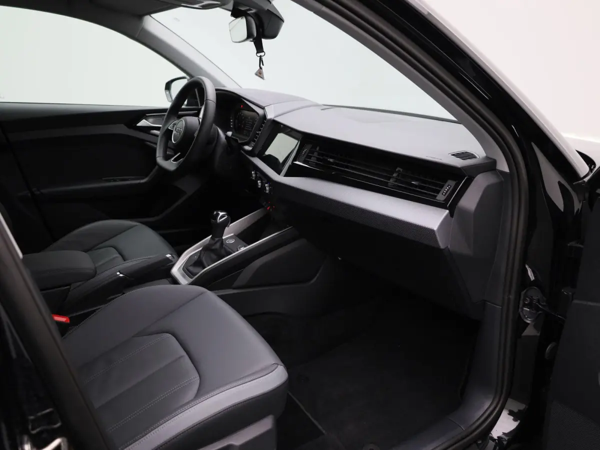 30 TFSI Advanced edition l Adaptive cruise control l Stoelverwarming l Comfortsleutel l MMI Navigatie l Airco l Apple Carplay / Android Auto l Extra getint glas l  Licht- en regensensor l