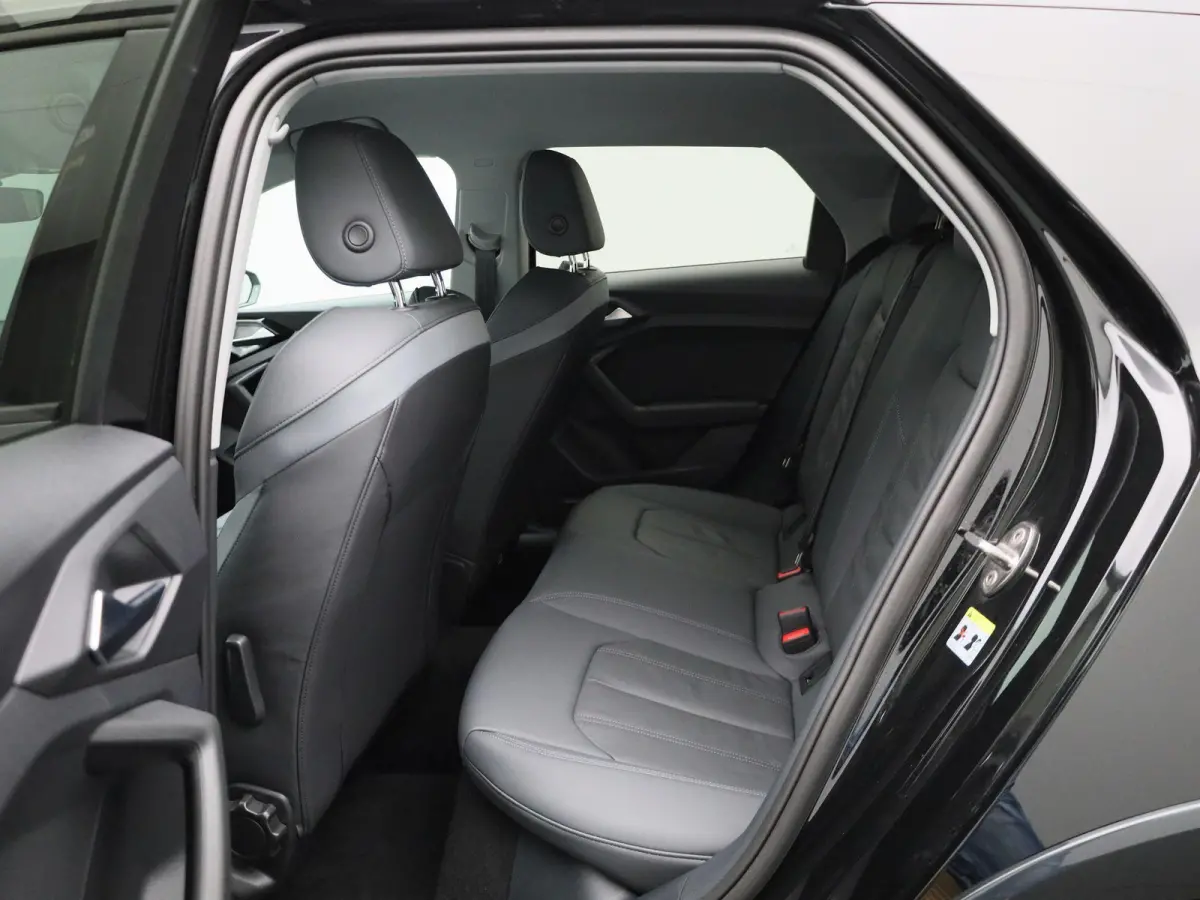 30 TFSI Advanced edition l Adaptive cruise control l Stoelverwarming l Comfortsleutel l MMI Navigatie l Airco l Apple Carplay / Android Auto l Extra getint glas l  Licht- en regensensor l