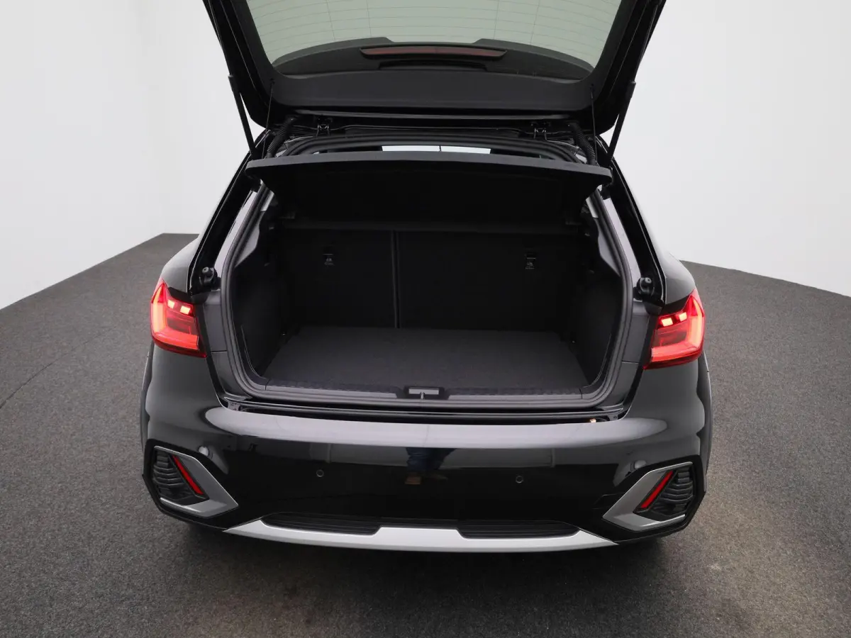 30 TFSI Advanced edition l Adaptive cruise control l Stoelverwarming l Comfortsleutel l MMI Navigatie l Airco l Apple Carplay / Android Auto l Extra getint glas l  Licht- en regensensor l