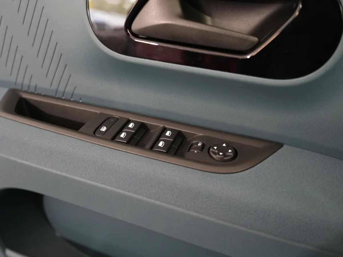 Icon | 10,25" touchscreen radio met Bluetooth, DAB & USB | Airconditioning handmatig | Cruise Control incl. speed limiter
