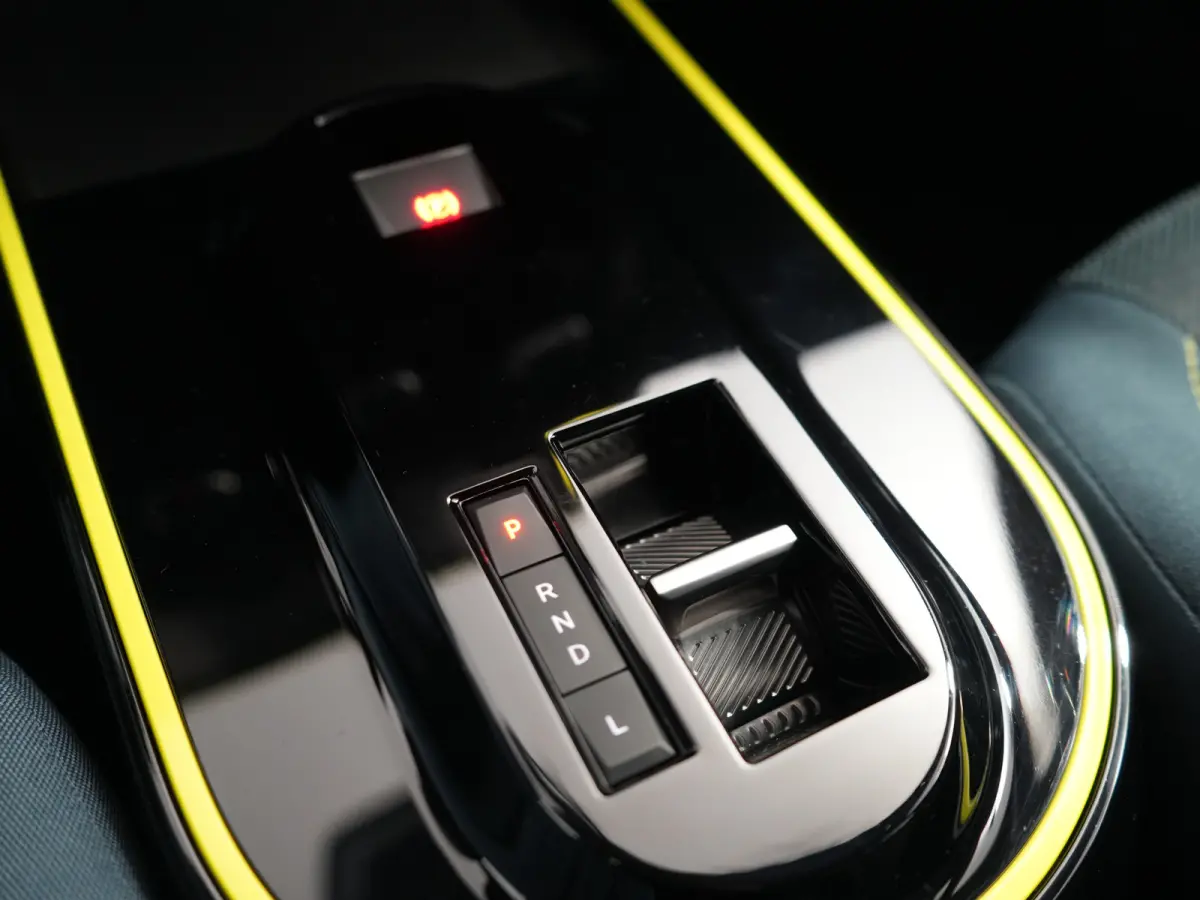 Icon | 10,25" touchscreen radio met Bluetooth, DAB & USB | Airconditioning handmatig | Cruise Control incl. speed limiter