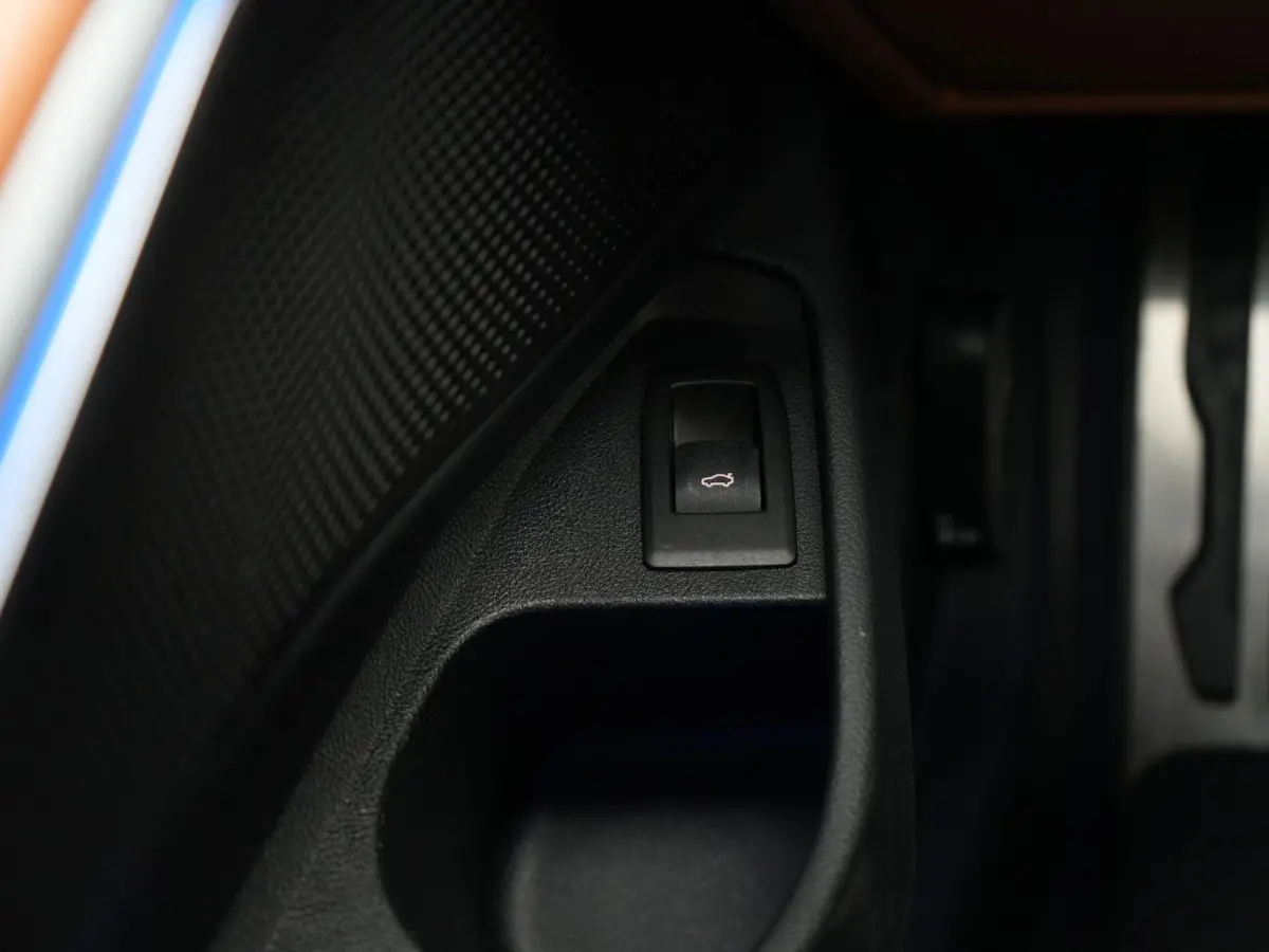 318i High Executive Edition | M-Sport Pakket | Apple/Android Play | Cruise | Camera | Keyless | LED | Leder | Navi | Parking Pack | Audio Media Pack | 12 Maand BOVAG Garantie! |