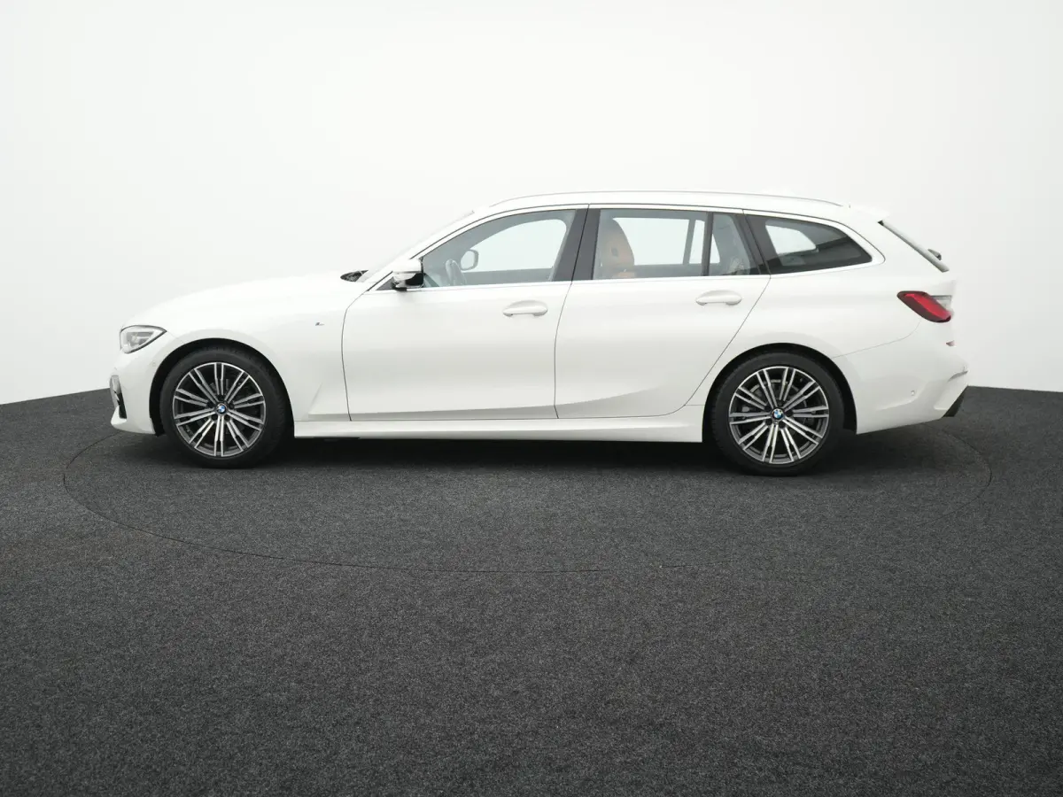 318i High Executive Edition | M-Sport Pakket | Apple/Android Play | Cruise | Camera | Keyless | LED | Leder | Navi | Parking Pack | Audio Media Pack | 12 Maand BOVAG Garantie! |