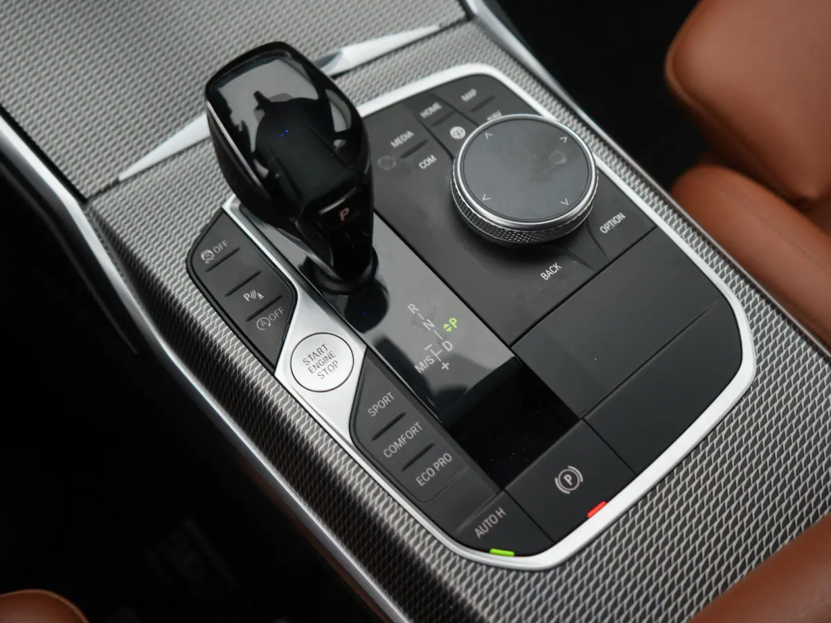 318i High Executive Edition | M-Sport Pakket | Apple/Android Play | Cruise | Camera | Keyless | LED | Leder | Navi | Parking Pack | Audio Media Pack | 12 Maand BOVAG Garantie! |