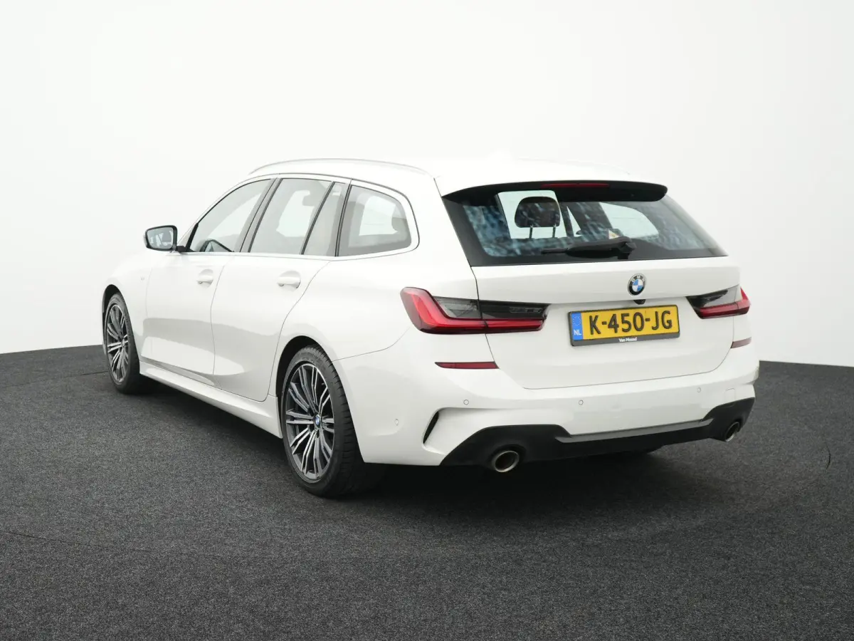 318i High Executive Edition | M-Sport Pakket | Apple/Android Play | Cruise | Camera | Keyless | LED | Leder | Navi | Parking Pack | Audio Media Pack | 12 Maand BOVAG Garantie! |