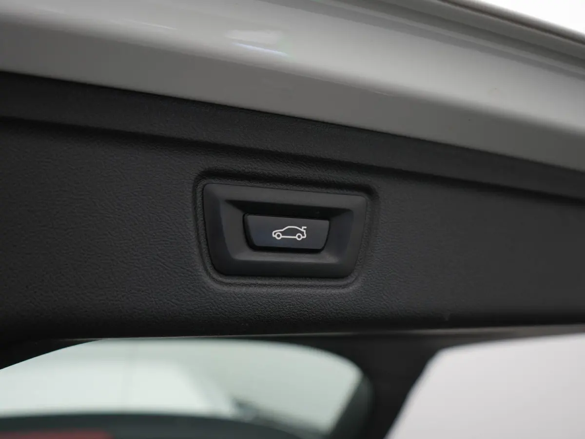 318i High Executive Edition | M-Sport Pakket | Apple/Android Play | Cruise | Camera | Keyless | LED | Leder | Navi | Parking Pack | Audio Media Pack | 12 Maand BOVAG Garantie! |