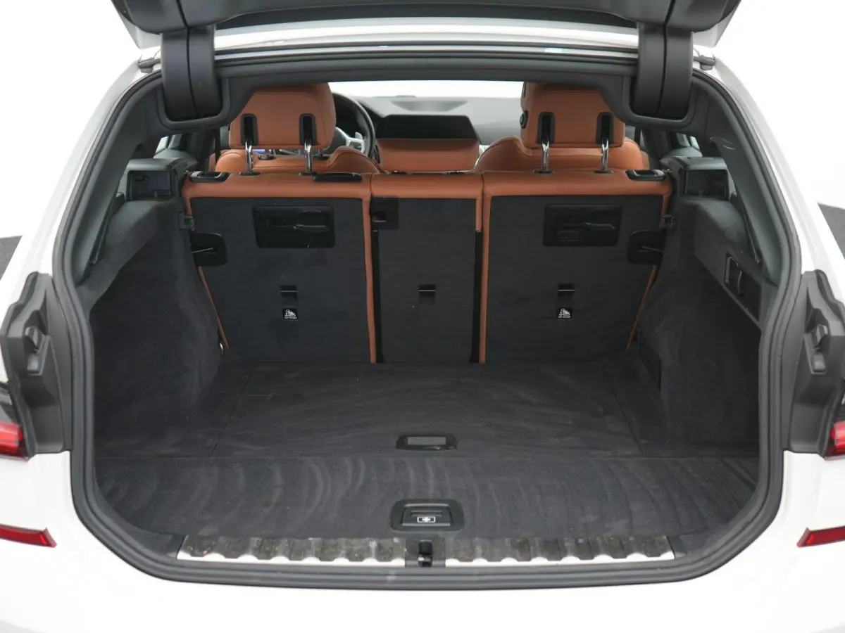 318i High Executive Edition | M-Sport Pakket | Apple/Android Play | Cruise | Camera | Keyless | LED | Leder | Navi | Parking Pack | Audio Media Pack | 12 Maand BOVAG Garantie! |