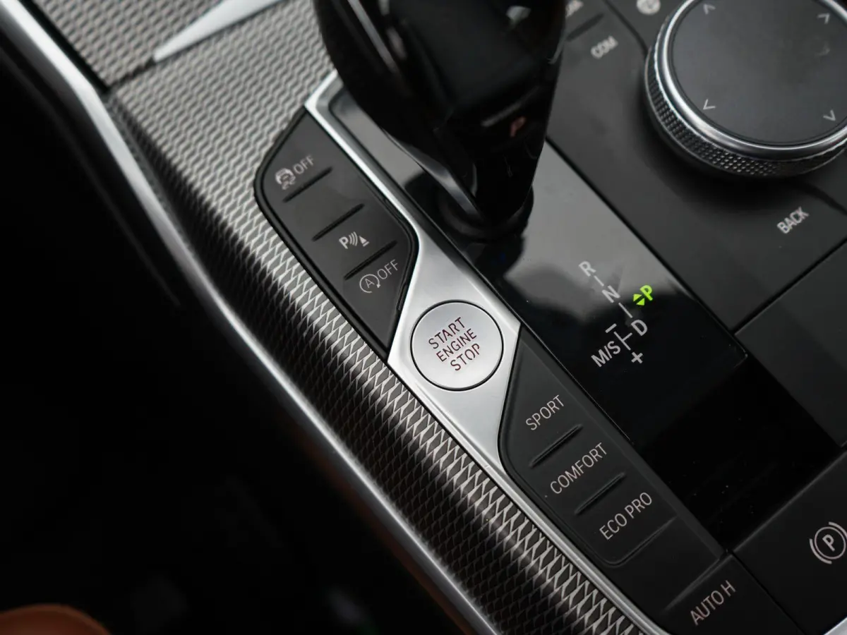 318i High Executive Edition | M-Sport Pakket | Apple/Android Play | Cruise | Camera | Keyless | LED | Leder | Navi | Parking Pack | Audio Media Pack | 12 Maand BOVAG Garantie! |