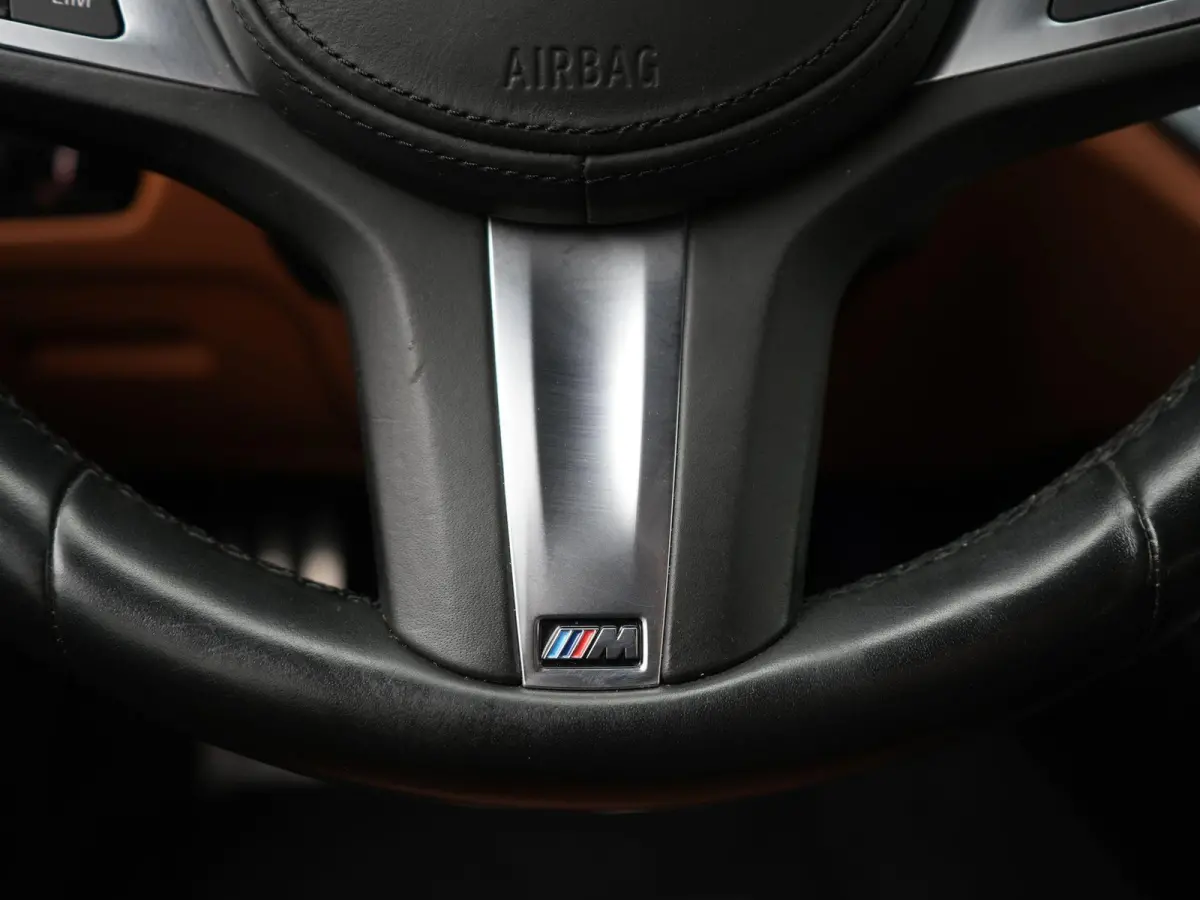 318i High Executive Edition | M-Sport Pakket | Apple/Android Play | Cruise | Camera | Keyless | LED | Leder | Navi | Parking Pack | Audio Media Pack | 12 Maand BOVAG Garantie! |