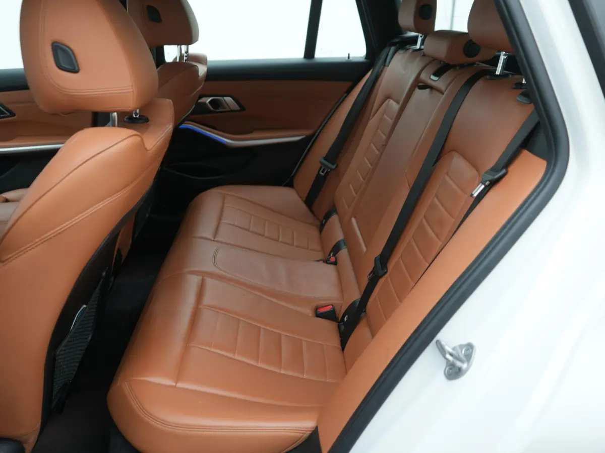 318i High Executive Edition | M-Sport Pakket | Apple/Android Play | Cruise | Camera | Keyless | LED | Leder | Navi | Parking Pack | Audio Media Pack | 12 Maand BOVAG Garantie! |