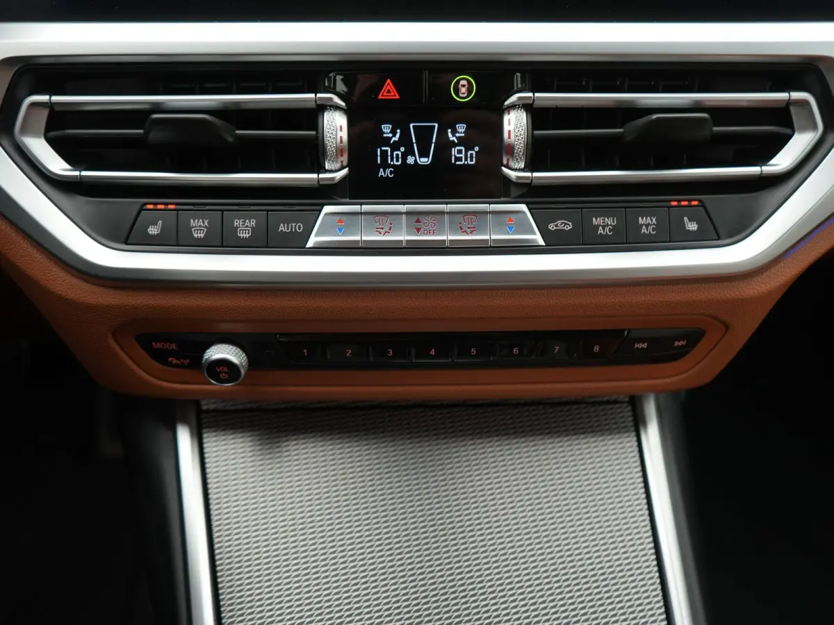 318i High Executive Edition | M-Sport Pakket | Apple/Android Play | Cruise | Camera | Keyless | LED | Leder | Navi | Parking Pack | Audio Media Pack | 12 Maand BOVAG Garantie! |