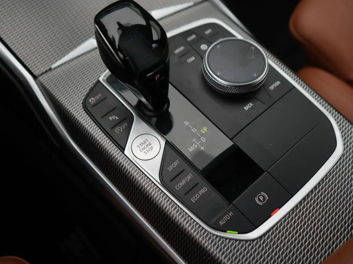318i High Executive Edition | M-Sport Pakket | Apple/Android Play | Cruise | Camera | Keyless | LED | Leder | Navi | Parking Pack | Audio Media Pack | 12 Maand BOVAG Garantie! |