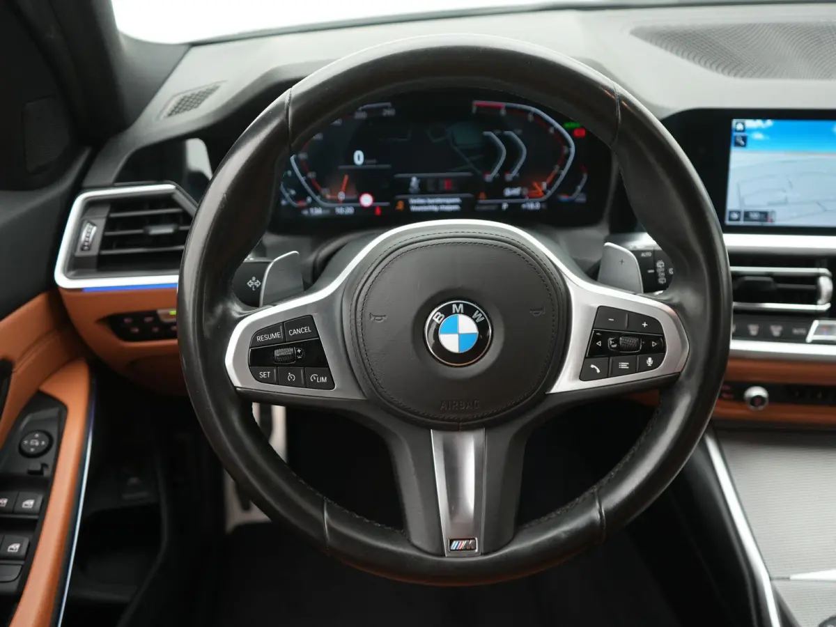 318i High Executive Edition | M-Sport Pakket | Apple/Android Play | Cruise | Camera | Keyless | LED | Leder | Navi | Parking Pack | Audio Media Pack | 12 Maand BOVAG Garantie! |