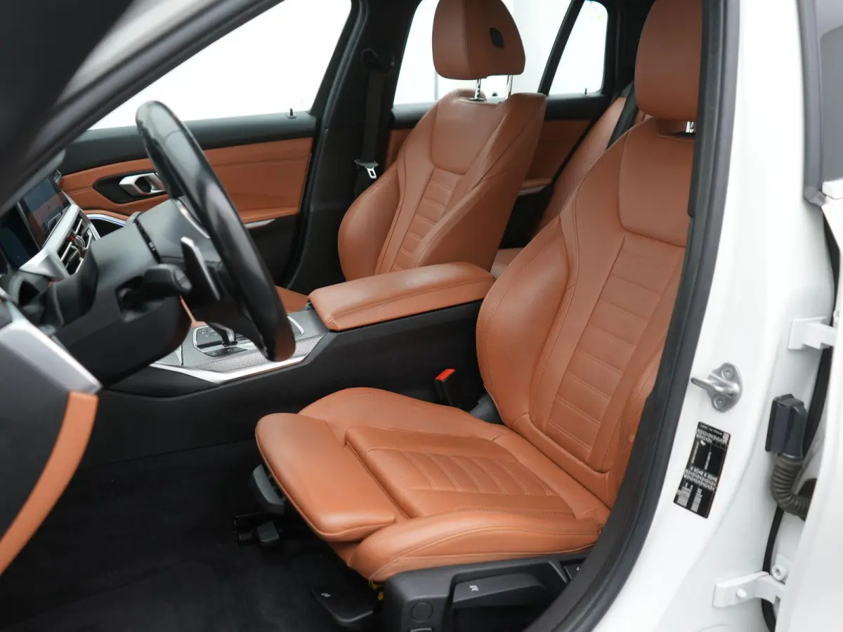 318i High Executive Edition | M-Sport Pakket | Apple/Android Play | Cruise | Camera | Keyless | LED | Leder | Navi | Parking Pack | Audio Media Pack | 12 Maand BOVAG Garantie! |