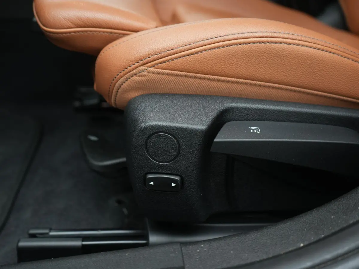318i High Executive Edition | M-Sport Pakket | Apple/Android Play | Cruise | Camera | Keyless | LED | Leder | Navi | Parking Pack | Audio Media Pack | 12 Maand BOVAG Garantie! |