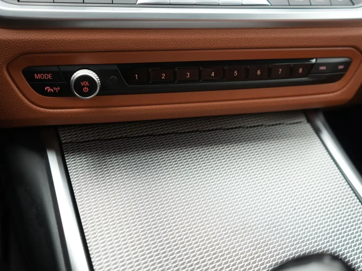318i High Executive Edition | M-Sport Pakket | Apple/Android Play | Cruise | Camera | Keyless | LED | Leder | Navi | Parking Pack | Audio Media Pack | 12 Maand BOVAG Garantie! |