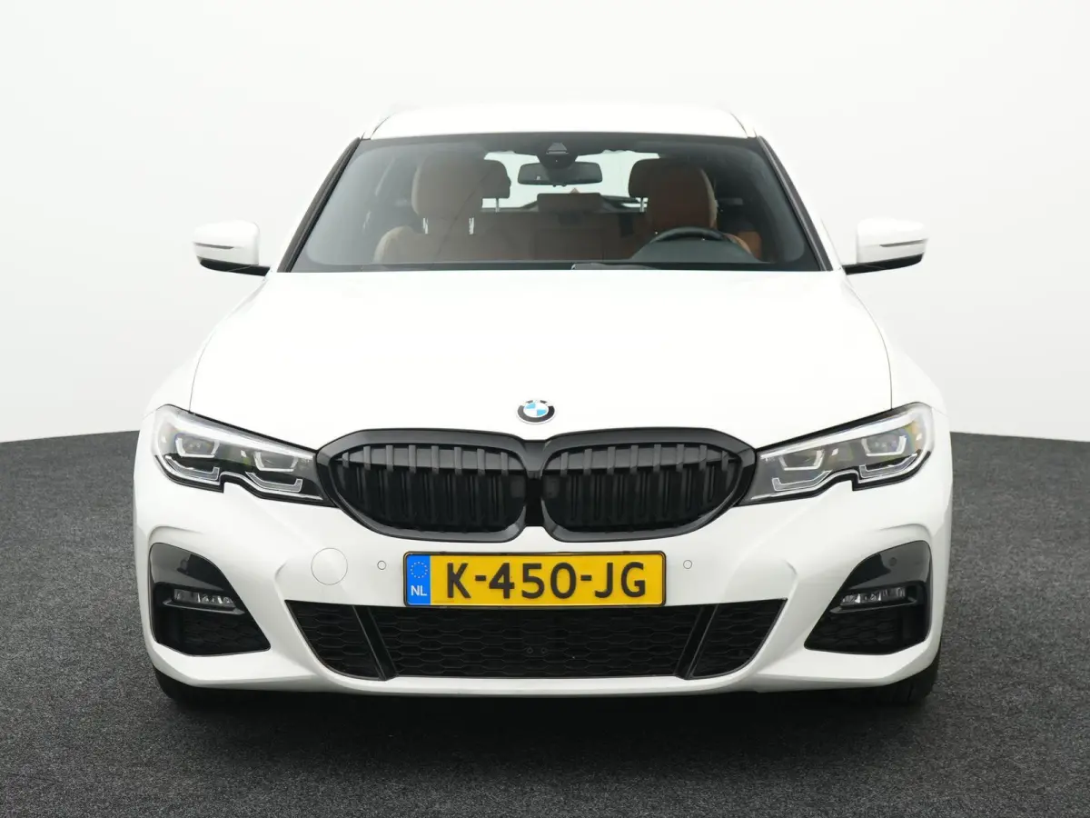 318i High Executive Edition | M-Sport Pakket | Apple/Android Play | Cruise | Camera | Keyless | LED | Leder | Navi | Parking Pack | Audio Media Pack | 12 Maand BOVAG Garantie! |