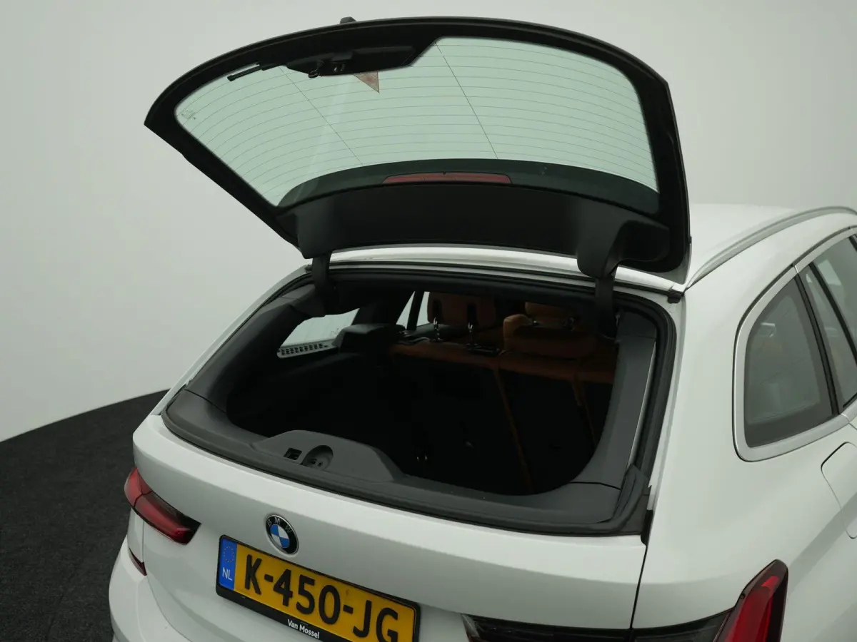 318i High Executive Edition | M-Sport Pakket | Apple/Android Play | Cruise | Camera | Keyless | LED | Leder | Navi | Parking Pack | Audio Media Pack | 12 Maand BOVAG Garantie! |