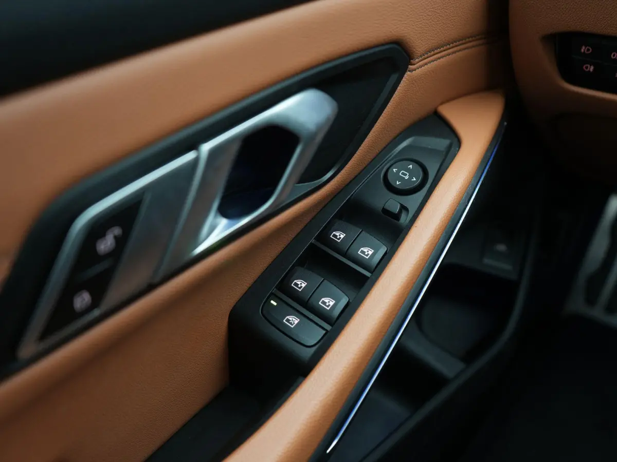 318i High Executive Edition | M-Sport Pakket | Apple/Android Play | Cruise | Camera | Keyless | LED | Leder | Navi | Parking Pack | Audio Media Pack | 12 Maand BOVAG Garantie! |