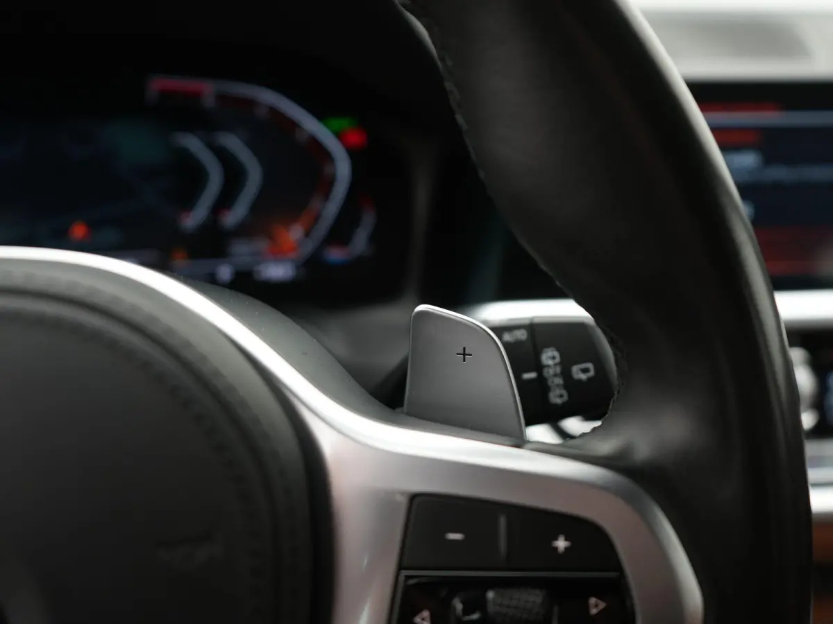 318i High Executive Edition | M-Sport Pakket | Apple/Android Play | Cruise | Camera | Keyless | LED | Leder | Navi | Parking Pack | Audio Media Pack | 12 Maand BOVAG Garantie! |