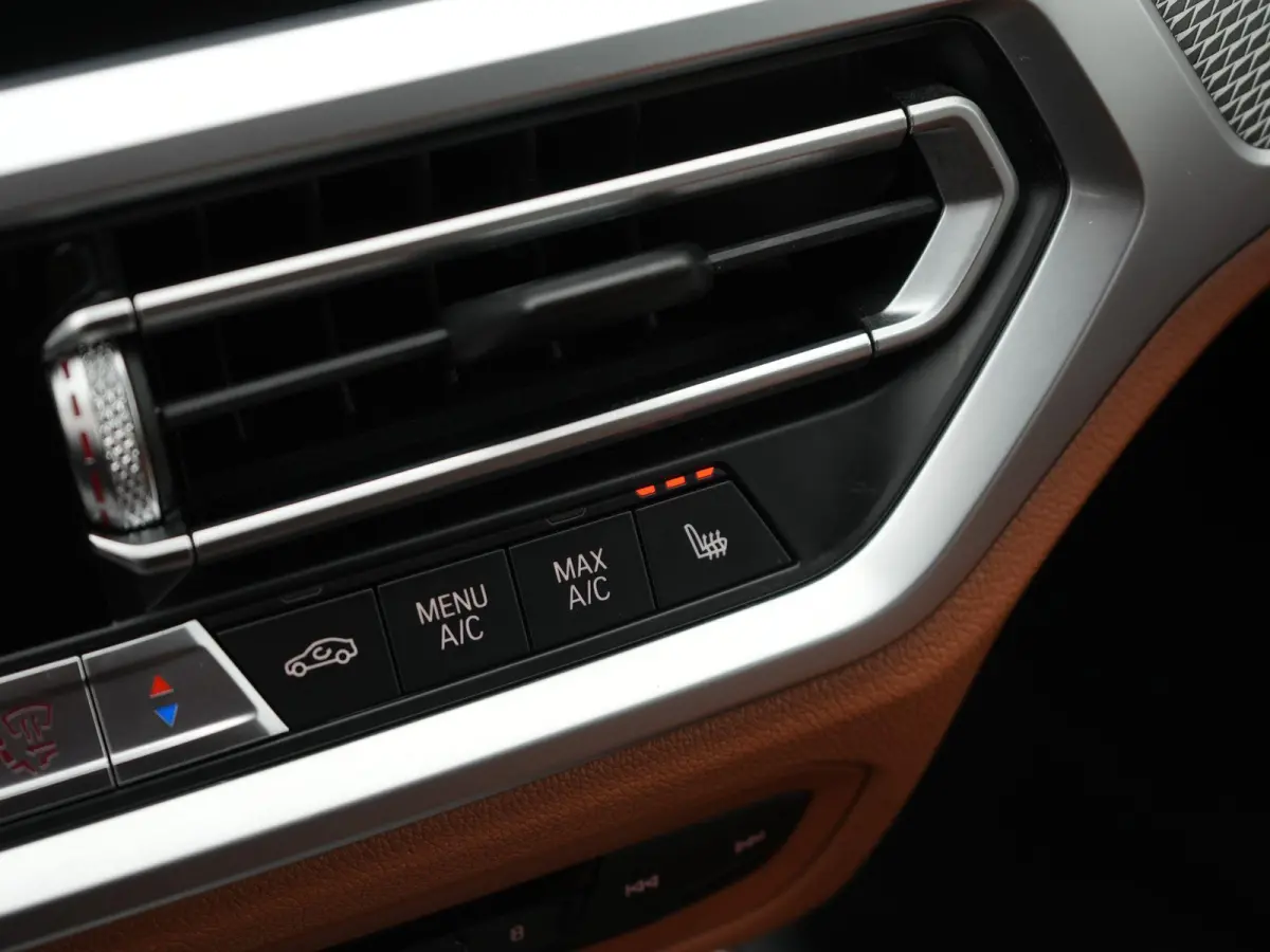 318i High Executive Edition | M-Sport Pakket | Apple/Android Play | Cruise | Camera | Keyless | LED | Leder | Navi | Parking Pack | Audio Media Pack | 12 Maand BOVAG Garantie! |