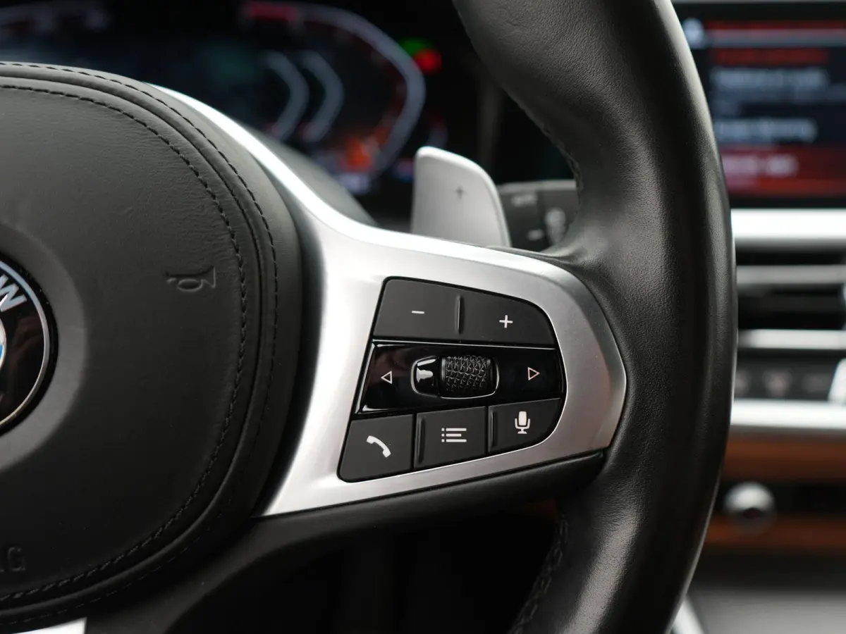 318i High Executive Edition | M-Sport Pakket | Apple/Android Play | Cruise | Camera | Keyless | LED | Leder | Navi | Parking Pack | Audio Media Pack | 12 Maand BOVAG Garantie! |