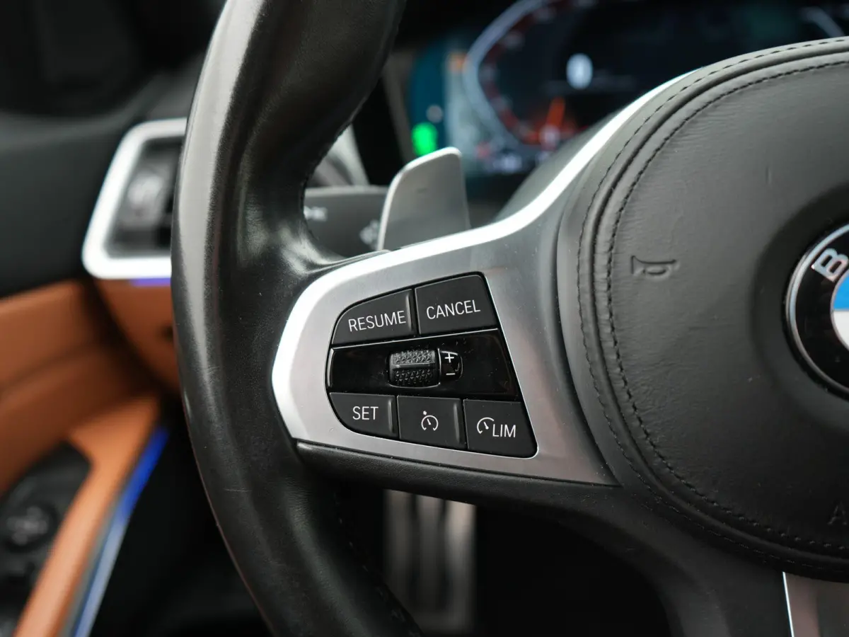 318i High Executive Edition | M-Sport Pakket | Apple/Android Play | Cruise | Camera | Keyless | LED | Leder | Navi | Parking Pack | Audio Media Pack | 12 Maand BOVAG Garantie! |