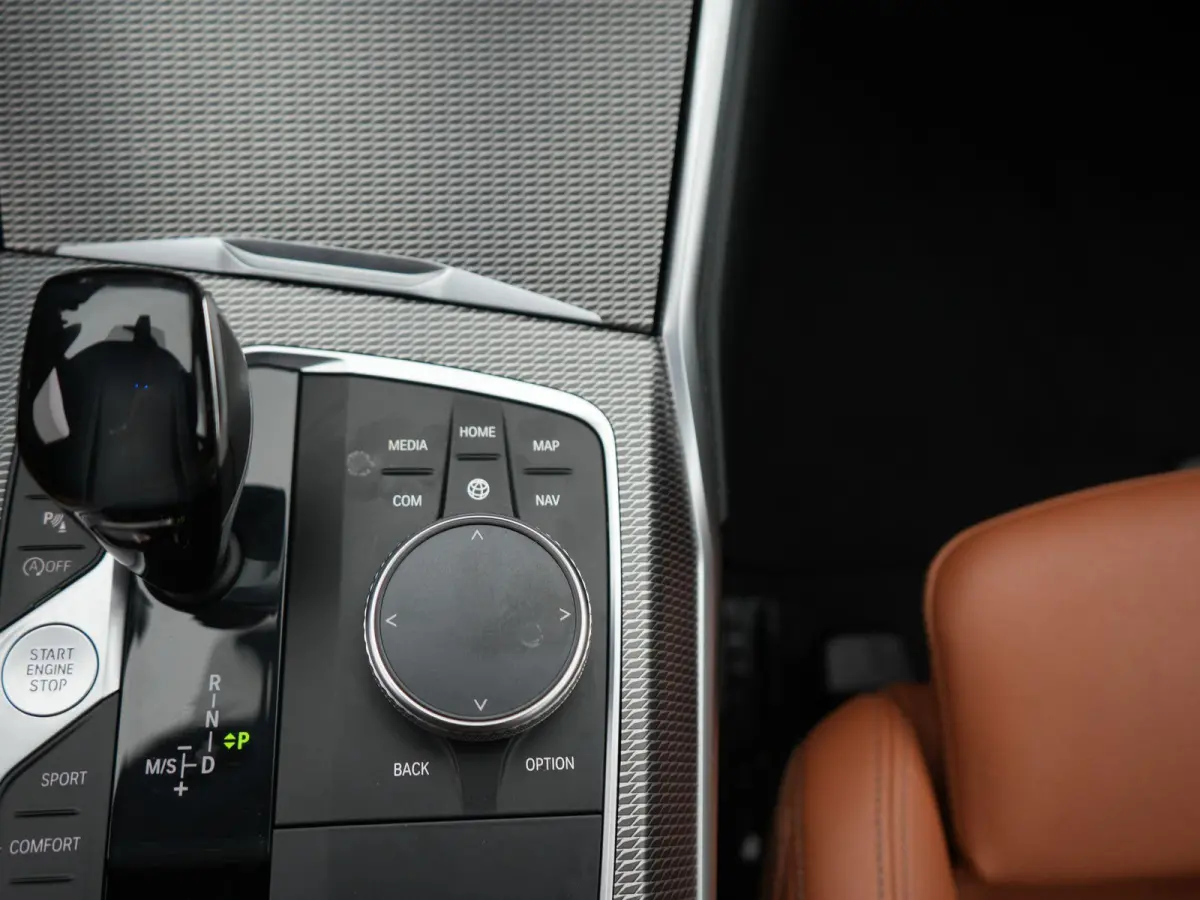 318i High Executive Edition | M-Sport Pakket | Apple/Android Play | Cruise | Camera | Keyless | LED | Leder | Navi | Parking Pack | Audio Media Pack | 12 Maand BOVAG Garantie! |