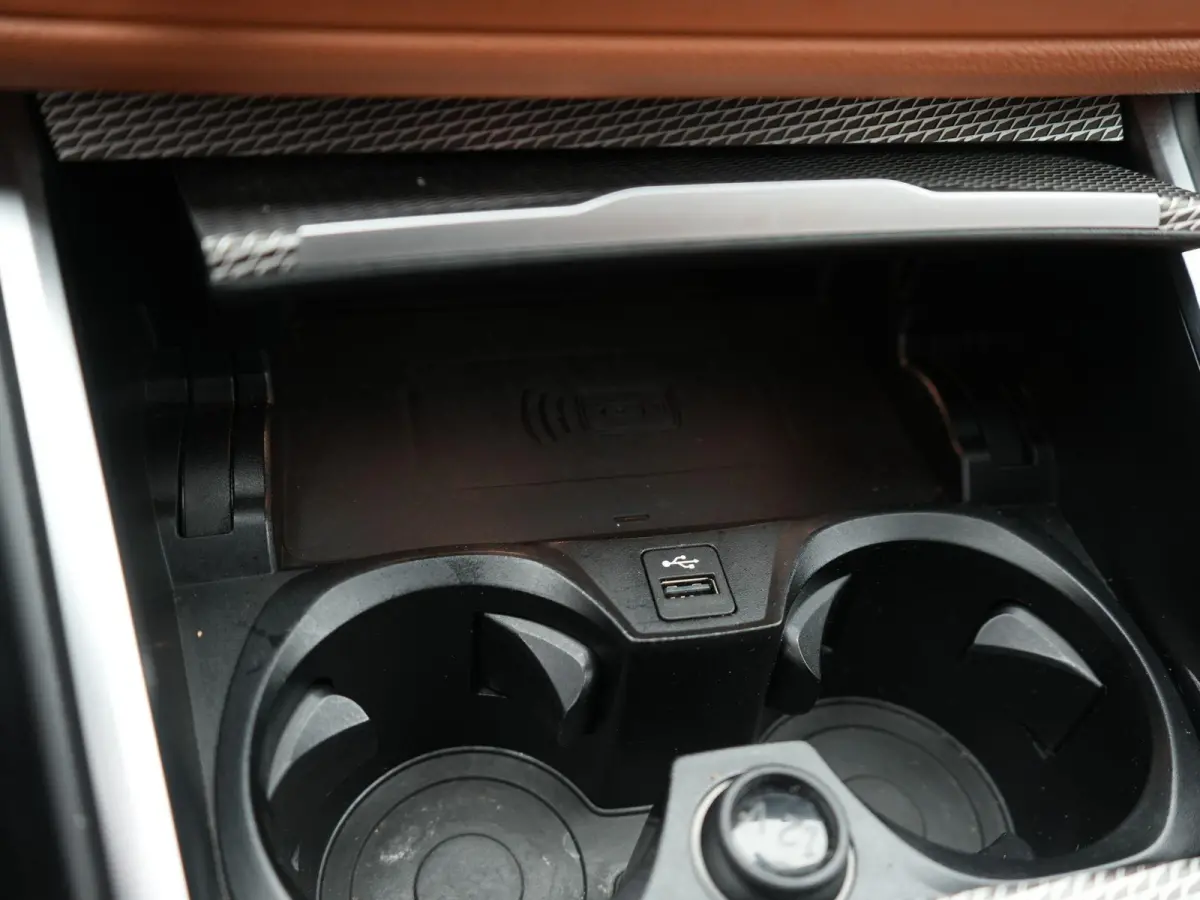 318i High Executive Edition | M-Sport Pakket | Apple/Android Play | Cruise | Camera | Keyless | LED | Leder | Navi | Parking Pack | Audio Media Pack | 12 Maand BOVAG Garantie! |