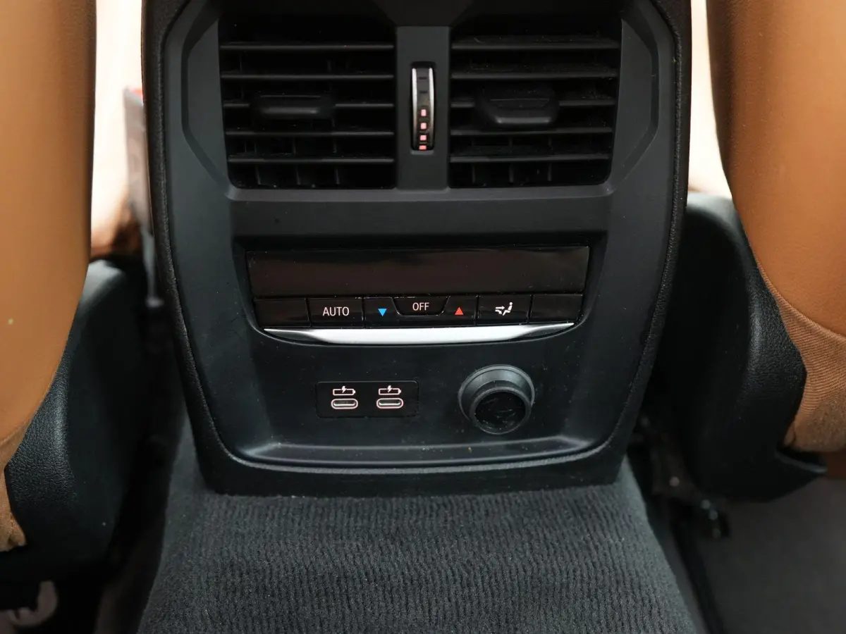 318i High Executive Edition | M-Sport Pakket | Apple/Android Play | Cruise | Camera | Keyless | LED | Leder | Navi | Parking Pack | Audio Media Pack | 12 Maand BOVAG Garantie! |