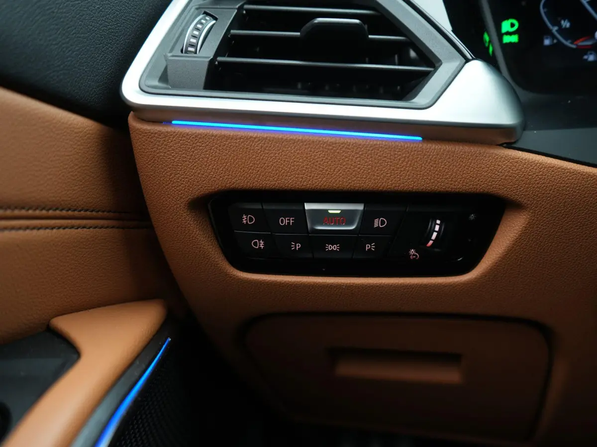 318i High Executive Edition | M-Sport Pakket | Apple/Android Play | Cruise | Camera | Keyless | LED | Leder | Navi | Parking Pack | Audio Media Pack | 12 Maand BOVAG Garantie! |