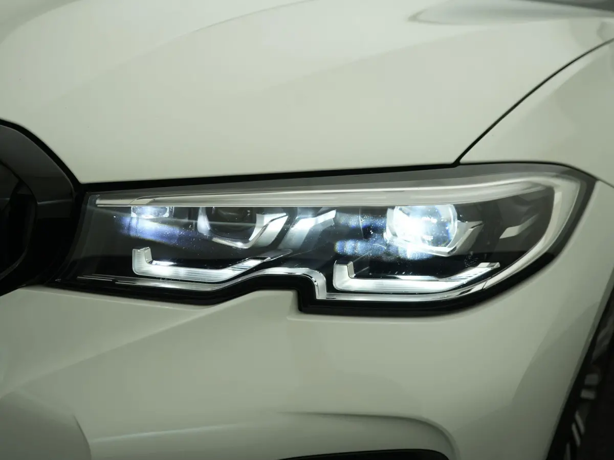 318i High Executive Edition | M-Sport Pakket | Apple/Android Play | Cruise | Camera | Keyless | LED | Leder | Navi | Parking Pack | Audio Media Pack | 12 Maand BOVAG Garantie! |