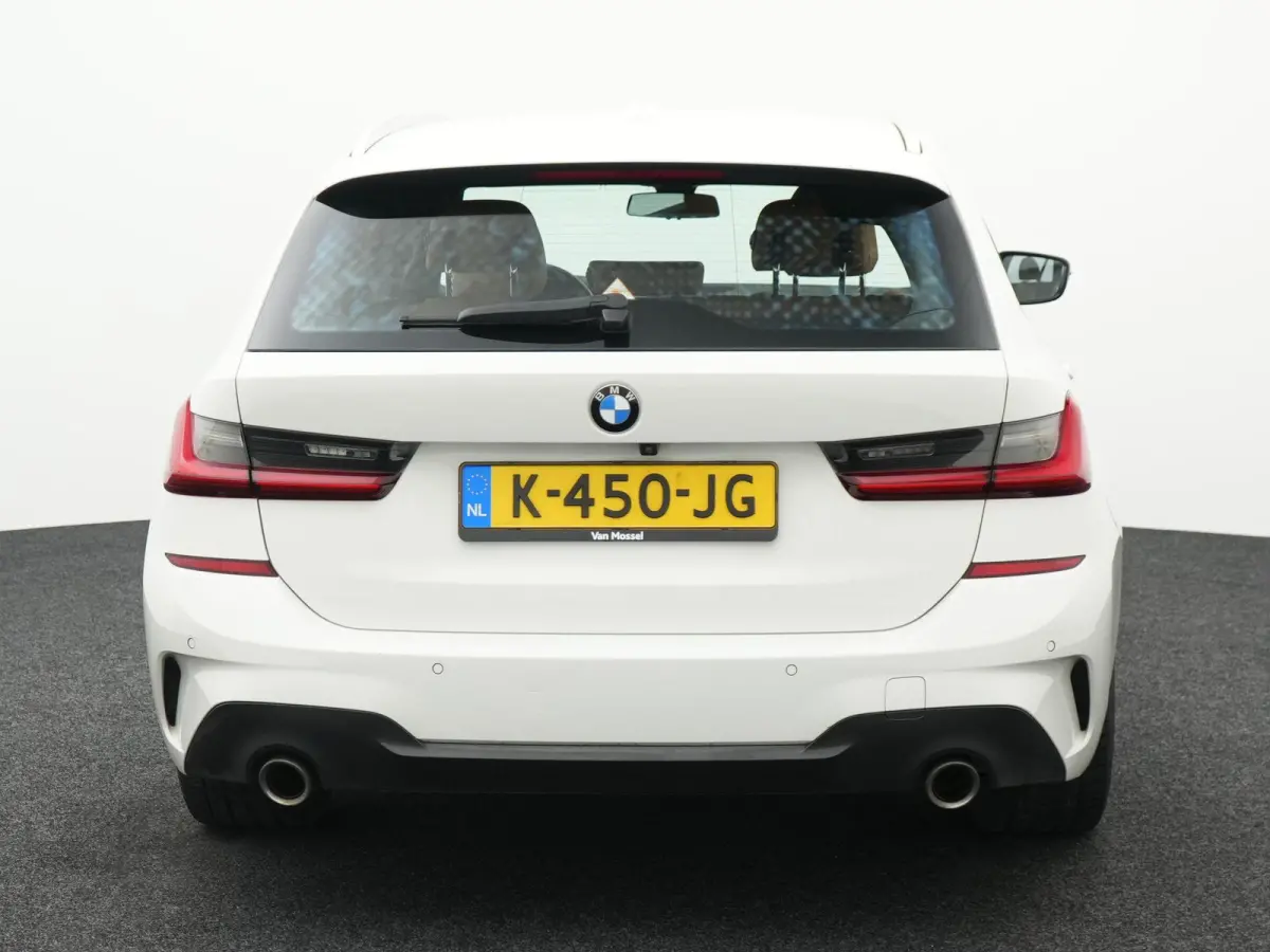 318i High Executive Edition | M-Sport Pakket | Apple/Android Play | Cruise | Camera | Keyless | LED | Leder | Navi | Parking Pack | Audio Media Pack | 12 Maand BOVAG Garantie! |