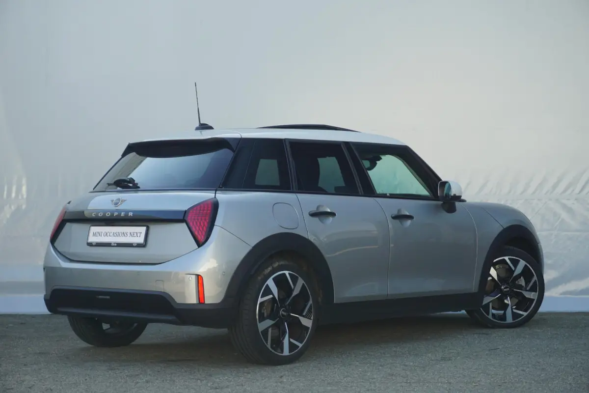 Cooper C | Classic Uitvoering | Pakket M | Head-Up Display | Panoramadak | Driving Assistant | Comfort Access | Stoel & Stuurverwarming |