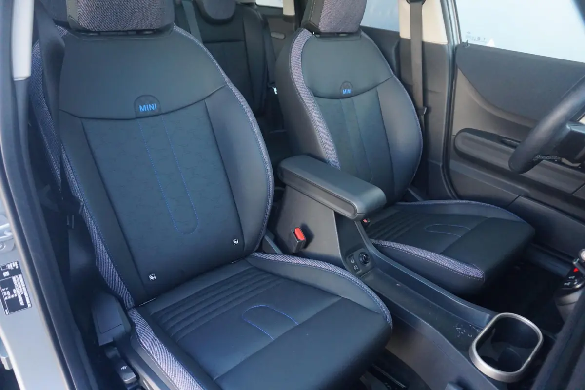 Cooper C | Classic Uitvoering | Pakket M | Head-Up Display | Panoramadak | Driving Assistant | Comfort Access | Stoel & Stuurverwarming |