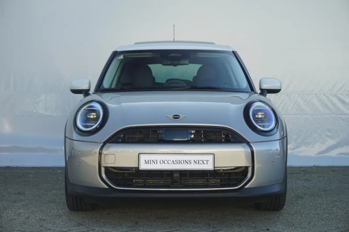 Cooper C | Classic Uitvoering | Pakket M | Head-Up Display | Panoramadak | Driving Assistant | Comfort Access | Stoel & Stuurverwarming |