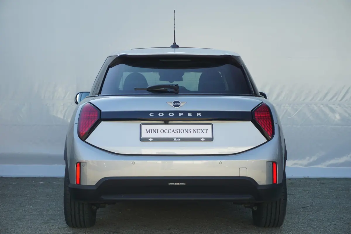 Cooper C | Classic Uitvoering | Pakket M | Head-Up Display | Panoramadak | Driving Assistant | Comfort Access | Stoel & Stuurverwarming |