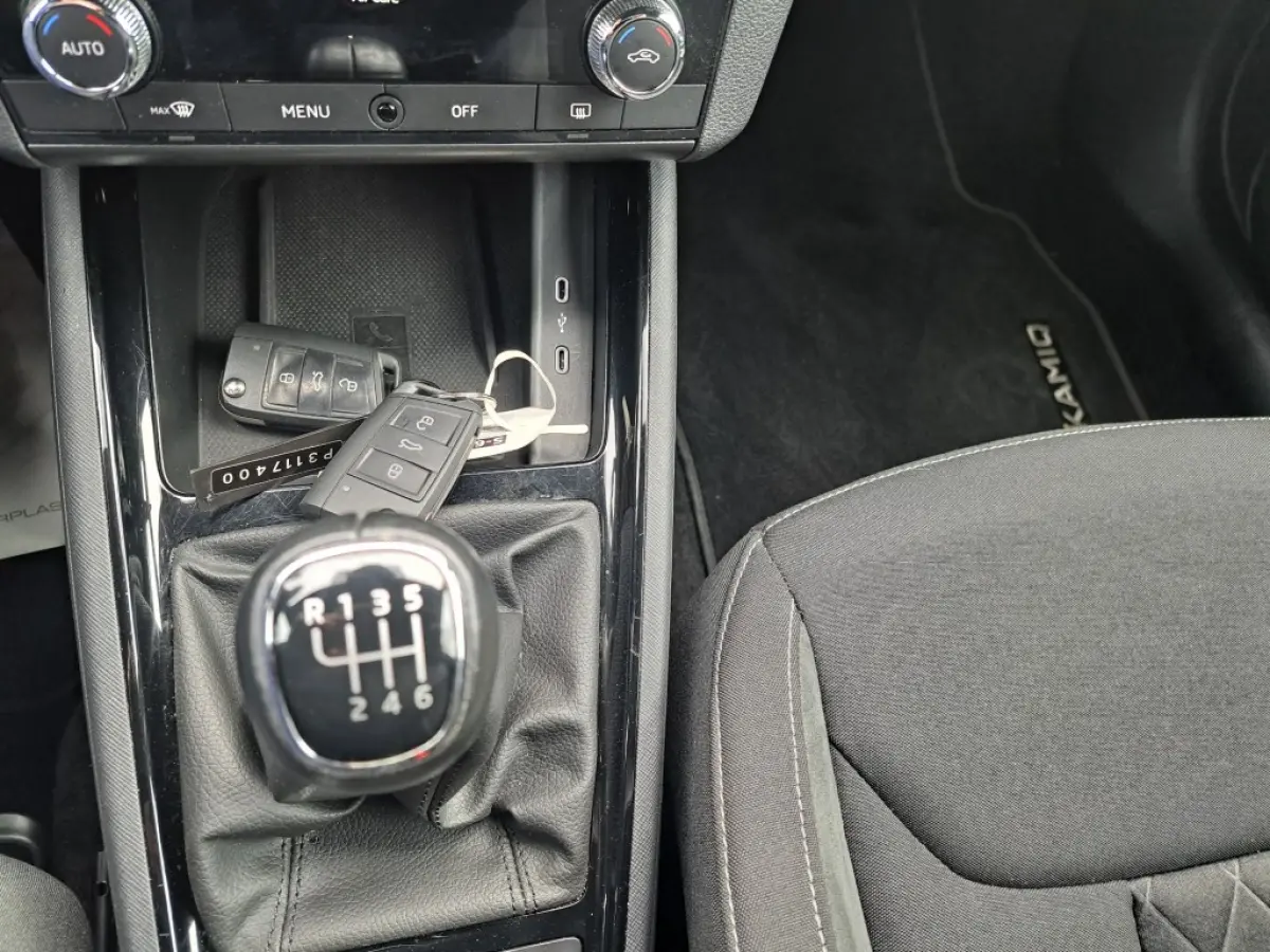 1.0 TSI 110 Pk Sport Business Clima Pdc 6 bak, Apple Carplay