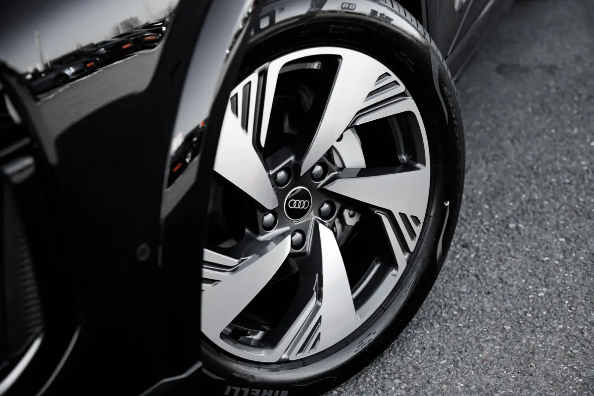 S edition | Adaptive air suspension | Adaptive cruise control | Audi sound system