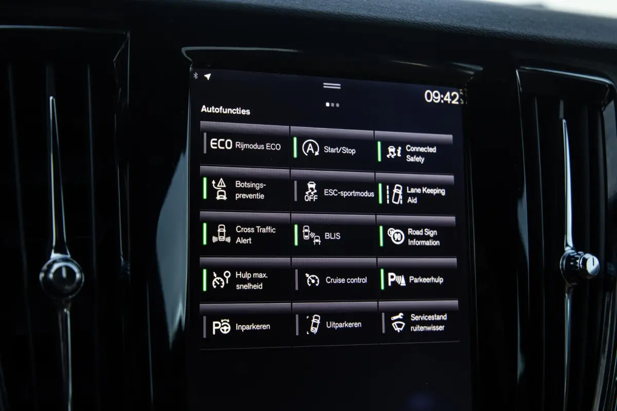 2.0 T5 Momentum LEER / CARPLAY / ADAPTIVE CRUISE  / STOELVERWAMING / NAVI