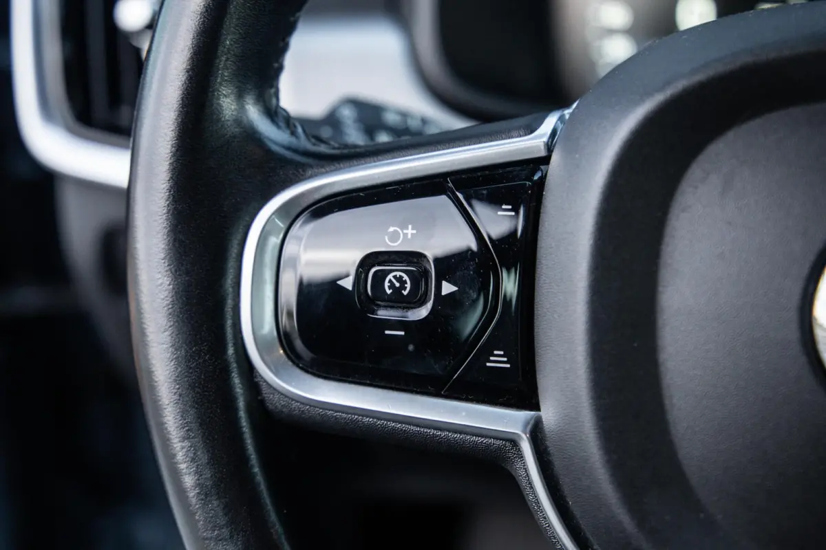 2.0 T5 Momentum LEER / CARPLAY / ADAPTIVE CRUISE  / STOELVERWAMING / NAVI