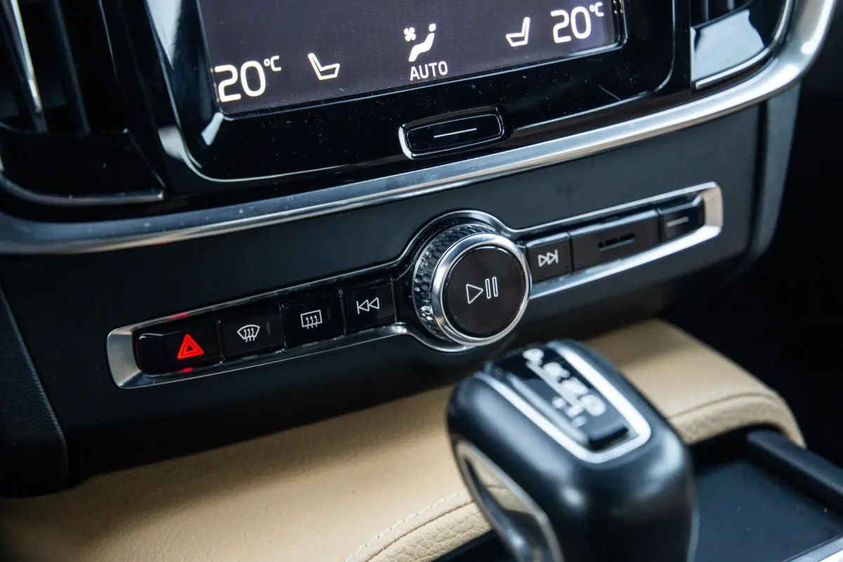 2.0 T5 Momentum LEER / CARPLAY / ADAPTIVE CRUISE  / STOELVERWAMING / NAVI