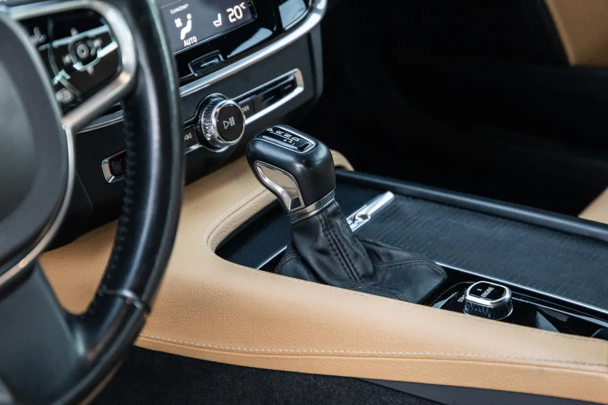 2.0 T5 Momentum LEER / CARPLAY / ADAPTIVE CRUISE  / STOELVERWAMING / NAVI